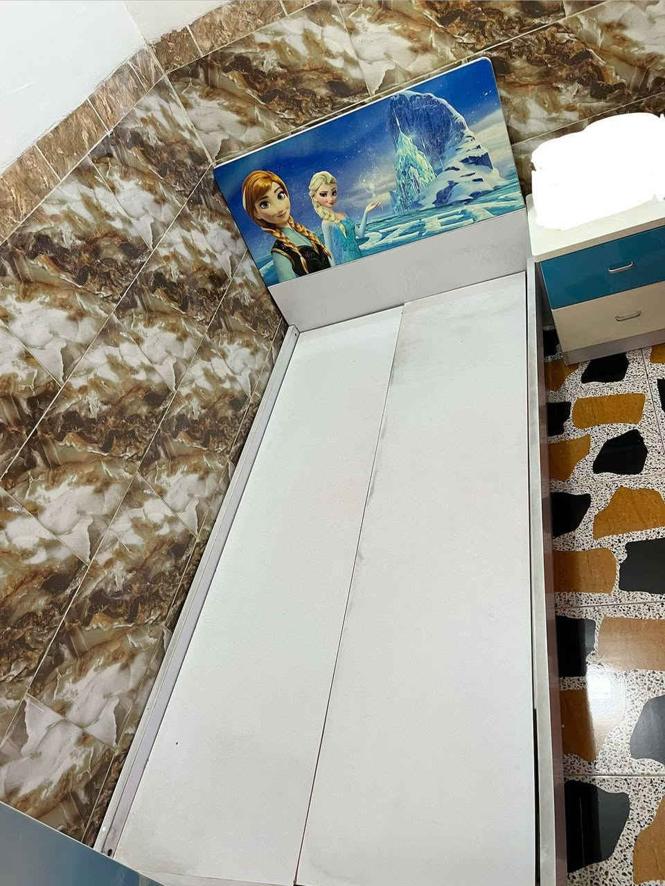 غرفه بناتي نظيفه وجديده استخدام قليل ب300  التواصل على الرقم ***********
