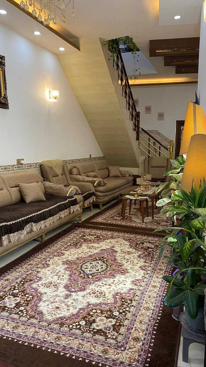 بيت للبيع اغا خليفه موقع مميز قريب عل شارع العام (طابو صرف)  مساحه105متر خلف البيت مشتمل مساحه50متر جاهز البيت منطي ايجار  بناء البيت طابقين عدد غرف نوم3
استقبال مجمع درج 
مطبخ حار بارد حمام صحيات  كاشي سيراميك سقف ثانوي 
كراج سياره السعر90مليون وبي مجال رقم الهاتف***********واتساب
