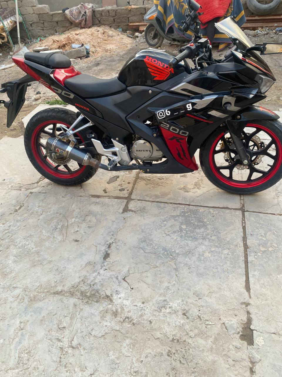 السلام عليكم 
دراجة بطح دايون للبيع 
مديل 2024/ محرك 200 
دراجه برغي ممفتوح بيها 
كلشي شغال بيها 
تشتغل عن بعد 
الدراجه صالنصتها الاصليه شلتها لان صوت مزعج فمخلي صالنصه كاتم 
الدراجه خير من الله تاخذها ماتفكر بيها وتجي تفحص وتشوف وتاخذها لمصلحين وتشوفها 
بس الدراجه بدون اوراق 
للمعلومة اسويلك مكاتبه بيها عن السرقة والعشائر  وعن كلشي واكفلها الك من مكينه وكير  ومن كلشي وشتريد اذكر بالمكاتبه 
سعرها 1/400 مليون واربعميه وبيه مجال لشراي 
خاص مفتوح اواتصل ع الرقم *********** وتدلل
