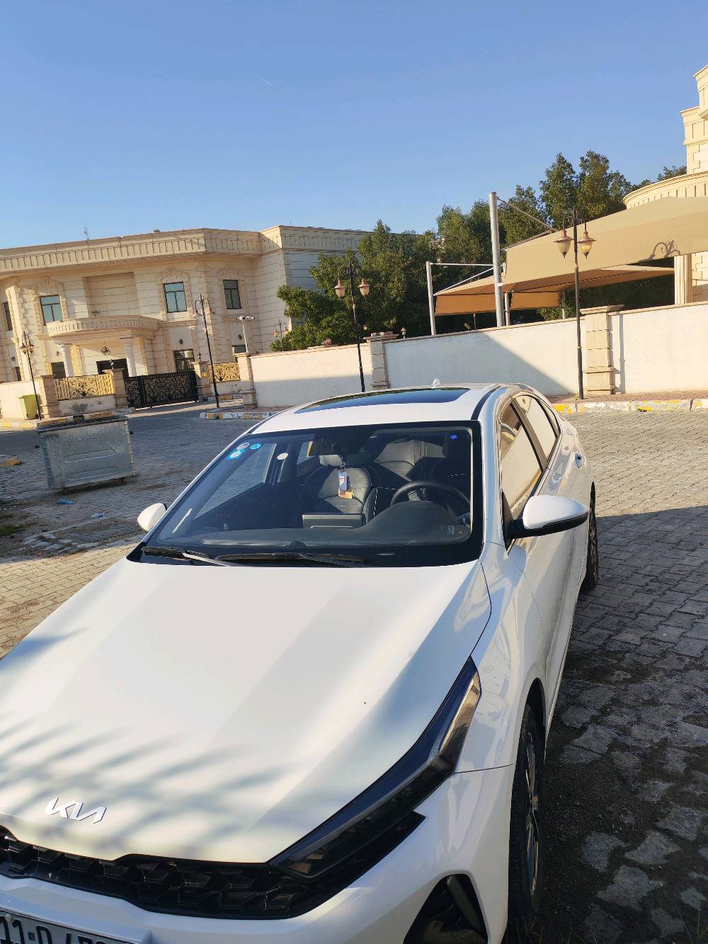 للبيع سيارة كيا K3 موديل حديث بلون أبيض جميل. السيارة نظيفة جداً من الداخل والخارج، وتتميز بمقاعد جلدية فاخرة، مع شاشة تحكم مركزية عصرية وهيكل خارجي بحالة ممتازة. للاستفسار أو التفاصيل الإضافية، يرجى التواصل معي.