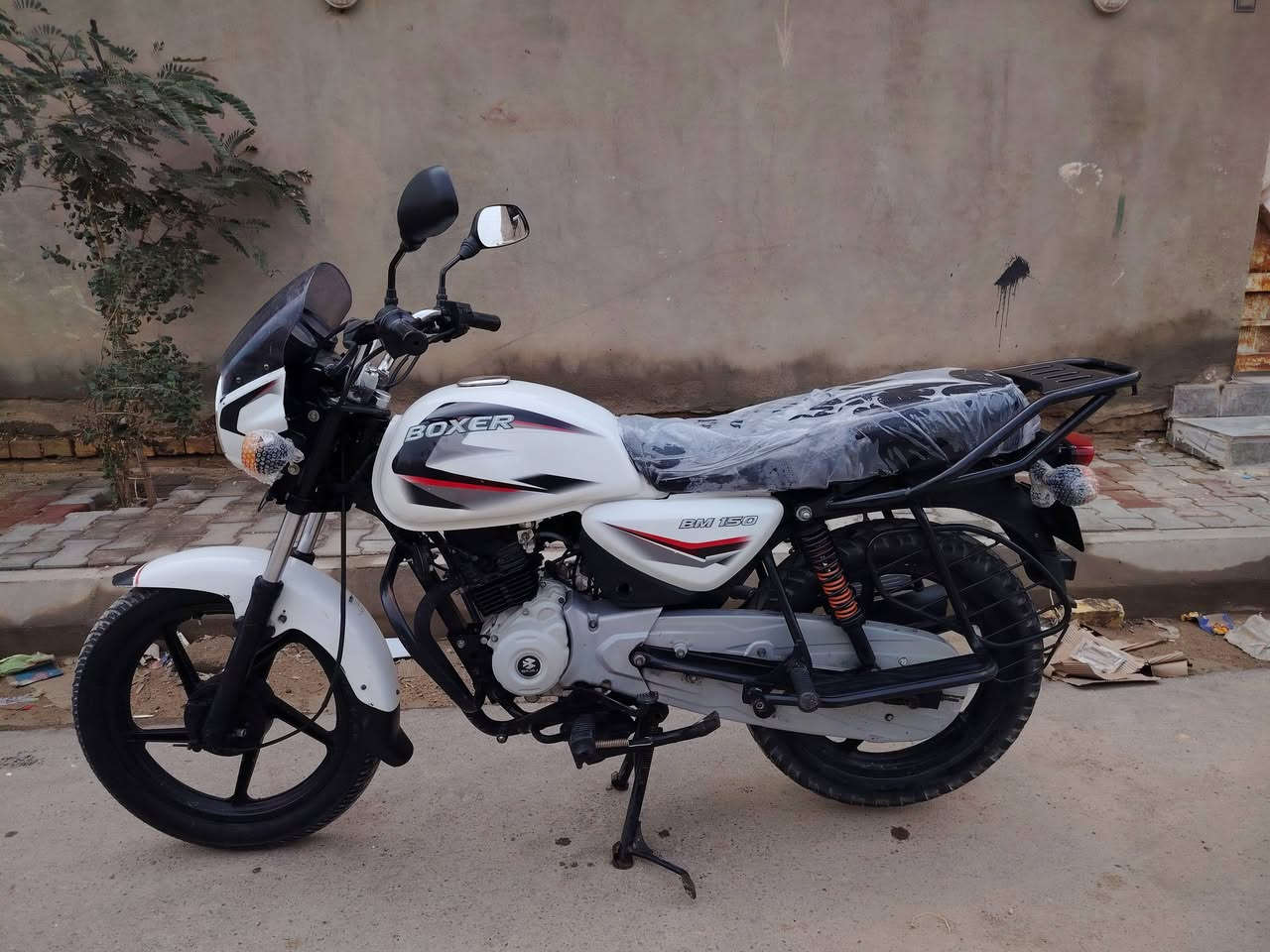 السلام عليكم دراجة بوكسر هندي للبيع موديل 2022 الدراجة جديدة مكفوله من  كلشي  السعر مليون أوراق اصولي مكاني كوت للاستفسار الاتصال على الرقم هاتف ***********
