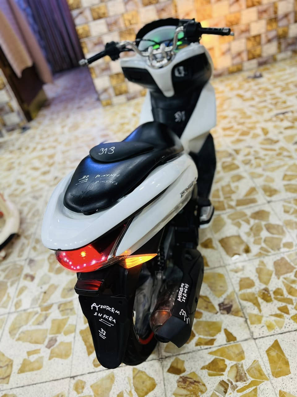 السلام عليكم للبيع دراجه pcxجيل الاول دراجة مال رمبه مديل18 ماخذها رمبه الدراجه على  ايدي حجم مكينه 150ياباني الاصلي دراجه جديده مال جناي على  ايدي
ياباني الاصلي دراجه كامله أستان كهربائي حساس ازدحام ٢حرف Aدراجه جديده الدراجه مكينه لوك شلعه معدل خير من اللّٰه دراجه تكول جديده بمعنئ الكلمه واحلا من الصور  دراجة مكينه مكفوله اي نقص مابيه
 السعر.مليون و350   و مجال قليل 
اي استفسار *********** بغداد الكراخ
