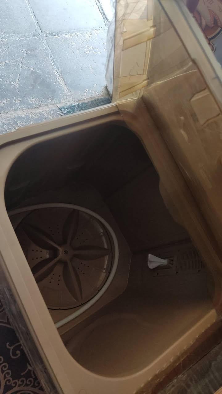 السلام عليكم غساله جديده بعدهي بالايلون كبيره الحجم حته بطانيات تغسل للبيع التفاصيل خاص او اتصل واتساب الرقم ***********
