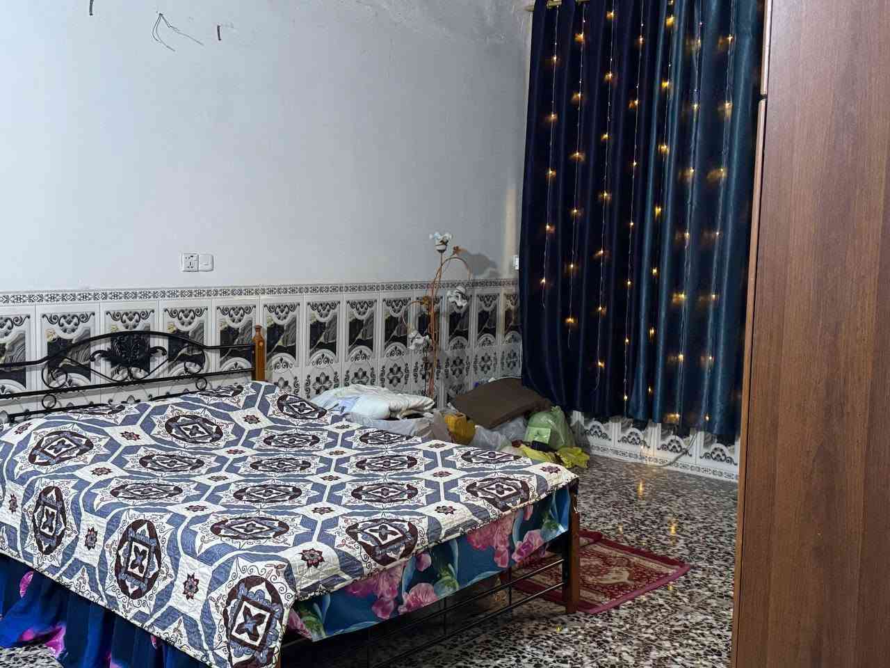 للبيع بيت تجاوز في الكرخ حي التراث 250 متر  كامل خدمات غرفتين ومطبخ وهول وحمام داخلي وحمام خارجي ومخزن ومساحه خلف البيت قابله للبناء ومي وكهرباء السعر 41 مليون مع الاثاث وبي مجال لل استفسار ***********
