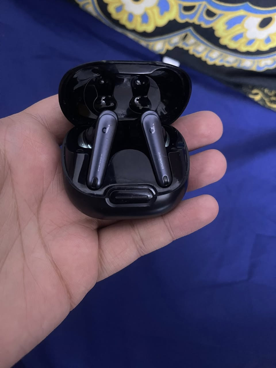 السلام عليكم 
للبيع سماعة انكر ليبرتي 4nc  معروفة مواصفاتها صوت واضح وعزل استعمال شهر ونص سعر 50 الف 
*********** للاستفسار
