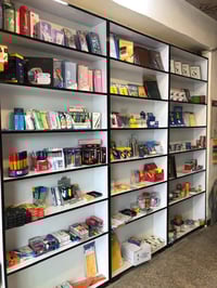 رفوف • فاترينا • عليها مجال