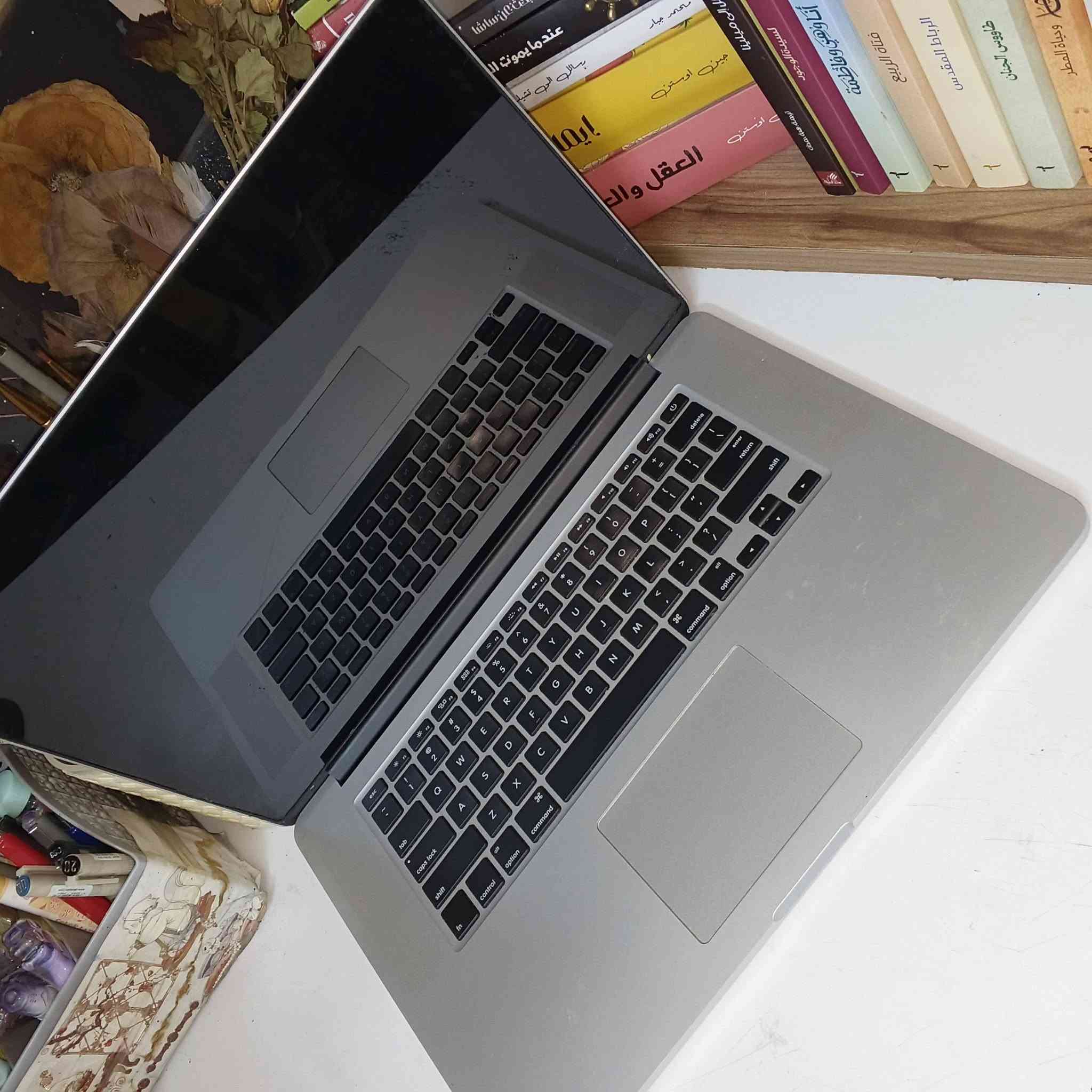 السلام عليكم عندي ماك بوك برو 2015  رام 16
I5 
الابتوب مبي شي بس ماعرف فجاة وكف ع تفاحه و الكيبورد كام ميتحرك ماعرف السبب يعني التشغيل يشتغل من تدوسه بس وراها يعلك ع تفاحه  قيمه و بخدمتك بغداد الكراده 
***********
