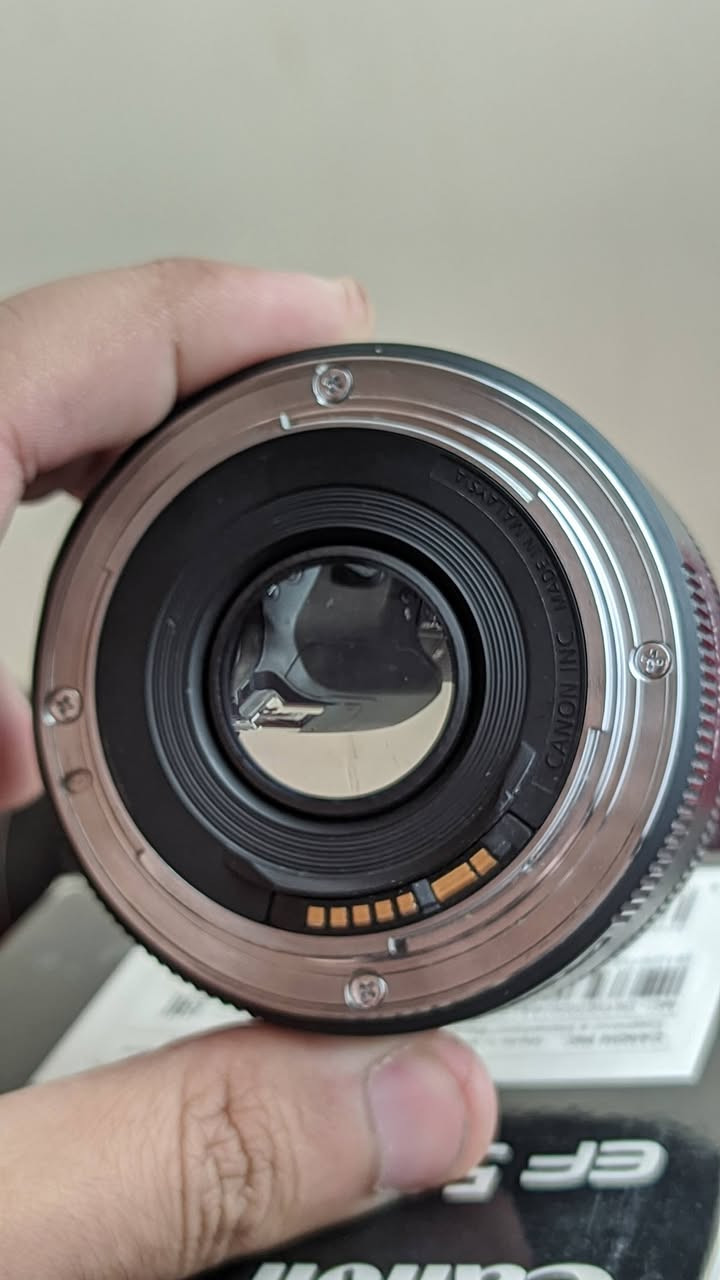 عدسه كانون 50mm f1.8stm
نظافتها امامك موضحه بالصور مع الكارتون والقبق
صورتها معروفه حلوه ومرتبه بالعزل 
بورتريه فديو وفوتو ممتازه 
اوتوفوكس سريع stm فديو وفوتو
تعجبك راسلني خاص  او أتصل 
***********

