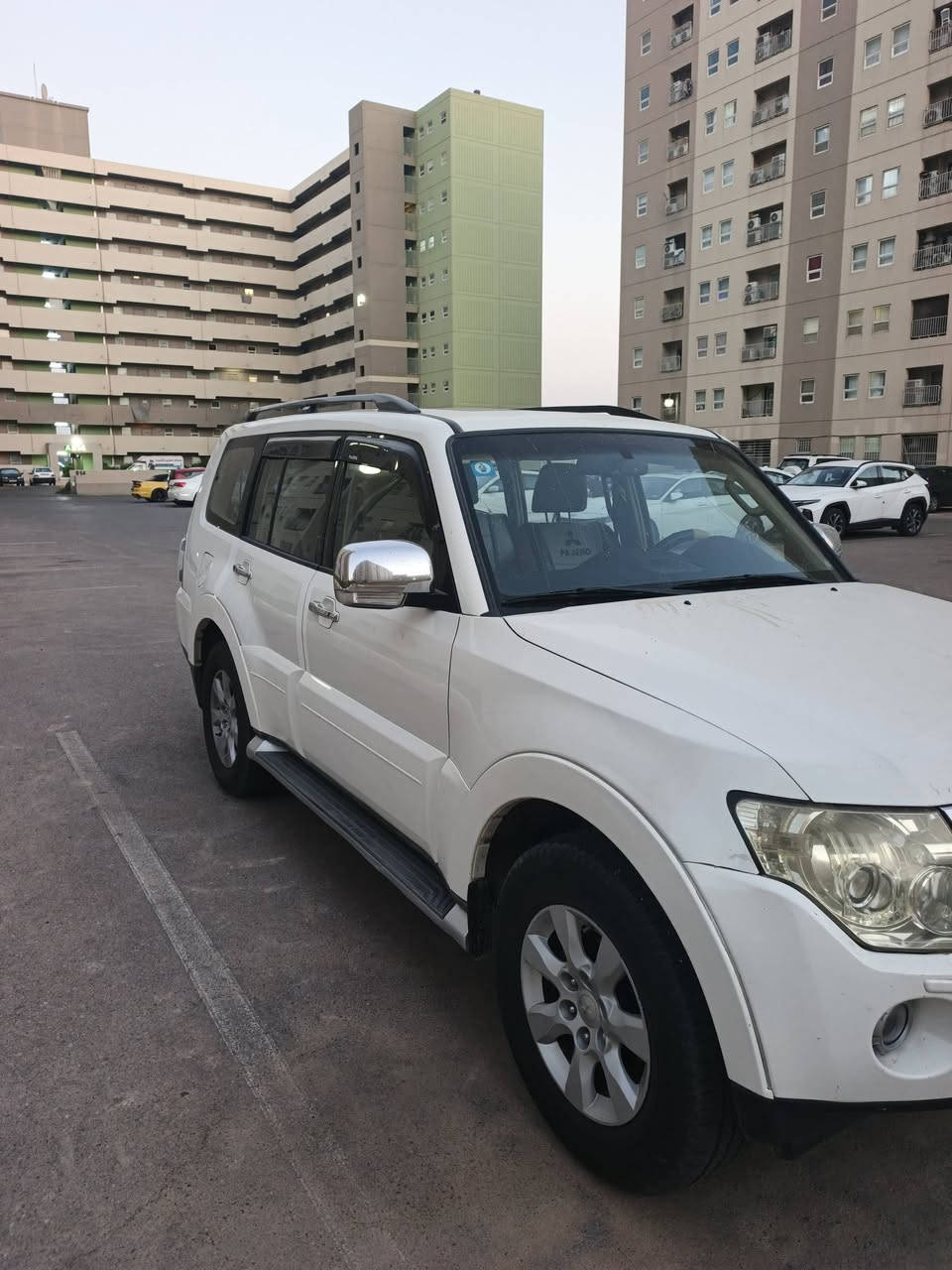 للبيع سيارة باجيرو موديل ٢٠٠٩ لون ابيض رقم بغداد السيارة بأسمي سيارة مكفولة من الضربة والصبغ والتبديل فقط بارد بمكانات بسيطة مكينة وگير  وحدادية وتبريد وكهربائيات خير من اللة تخم تاير جديد الغرفة الداخلية نظيفة جدا مكاني بغداد (مدينة بسماية) السعر (١٠٩) للاتصال (***********)
