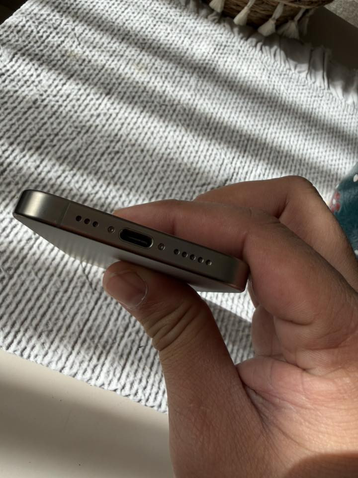 ايفون  تيتانيوم 15pro /256 سيمكارت  واحد  بي شامة سودة جوة 
بالشاشة
   
الجهاز غير مفتوح وتر بروف 

الجهاز نضيف جدا   السعر 715 
 

بغداد زيونة
***********
