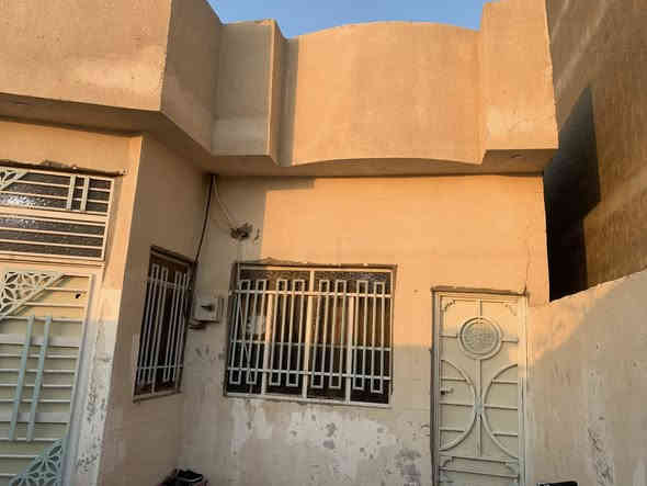 بيت رقم بلديه مقدم معامله تسجيل ع طابو مساحه 200مقابيل خدمات حديقه العنوان بصره حي بغداد بضهر مدينه السندباد السكنيه يتكون البيت من ٣ غرف نوم وصاله جبيره واستقبال جبير ومطبخ تركي وكراج وصحيات داخليه وخارجيه وبي مشاي عله داير البيت البناء بلوك وسكف صب كونكريت السعر 115وبي مجال للشراي موبايل***********
