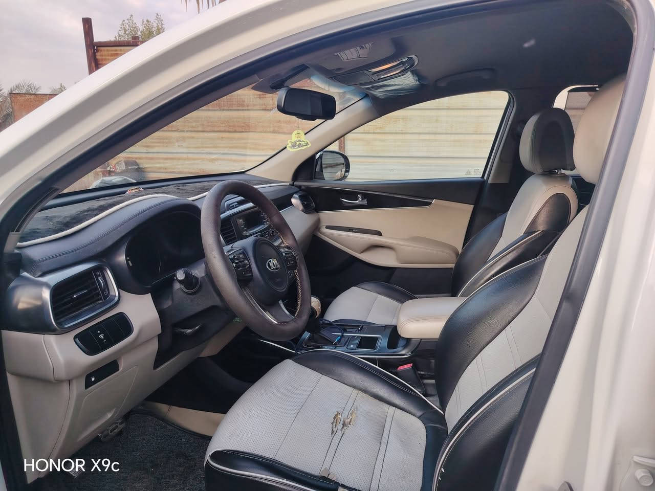 السلام عليكم سورنتو 16 بغداد رقم انكليزي بسمي للبيع فقط السياره خير من الله بصمه تحكم ستيرن كشنات جلد كهربايات 6  ستندر السياره حته ماشيه هواي وكدامك الشاشه وشوفه تخم تاير مال بيت وضررهه هذه بل سنوار بين سعر ٢١٥ وبيه مجال رقم تلفون *********** شكرا لكم والحب تفاصيل أكثر رقمي موجود
