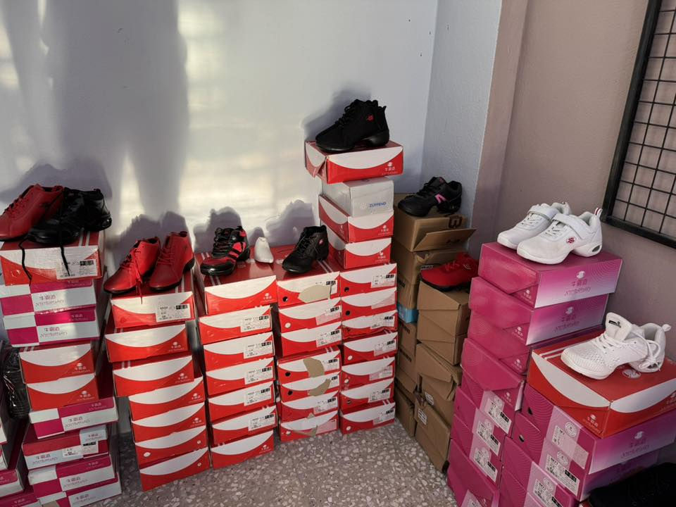 تصفية احذيه سعر قطعة 2,500 الف دينار بى مجال شلع شلع 
وارد بريطاني جديد تقريبن كميه 8000 قطعة  مشكل نسائي رجالي ولادي  
رقم واساب ***********
