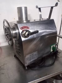 اغراض مطعم للبيع مثرامه حجم 22 باب اول 300 الف كاشير شاشه لمس حجم 20 ب...