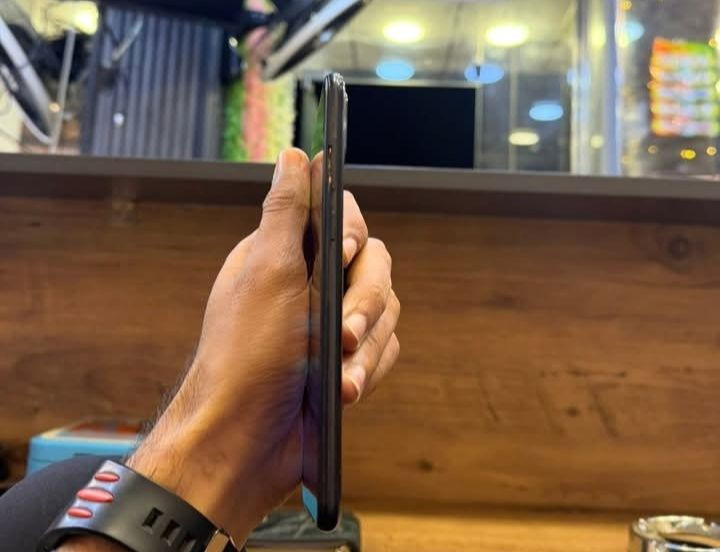 سلام عليكم للبيع او مراوس 
A11 نضيف كل عيب مابي كله بلادي 
يحمل كل برامج وألعاب لمسه سريع  
بل شحن ماشالله فول يطول بصمه شغال كامرات شغاله دبل سيمكارت ملاحظه فقط (شاشه بيه كسور بسيطه بل كلاس )لان وكع مني 
سعر45 
*********** كركوك, العراق
