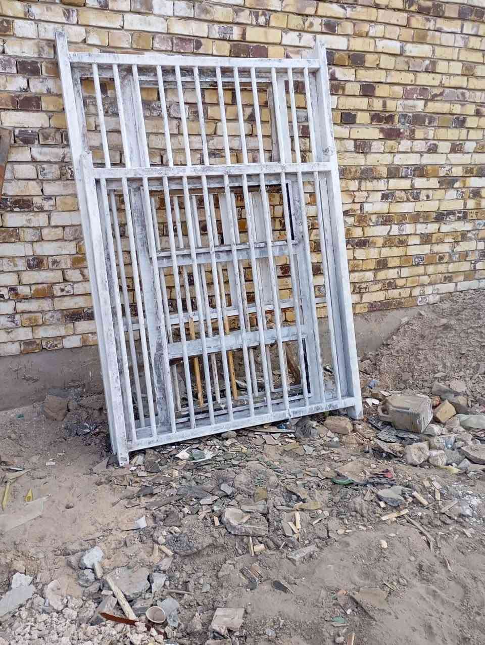 شبابيك لبيع واحد ٢متر واحد ١ ونص متر مكلف بل نشر توصل عل هاذا رقم *********** الديوانيه حي عسكري قرب مدرسة العراق
