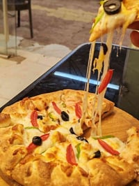 بيتزا عائلي • توصيل • شارع الصيدليات