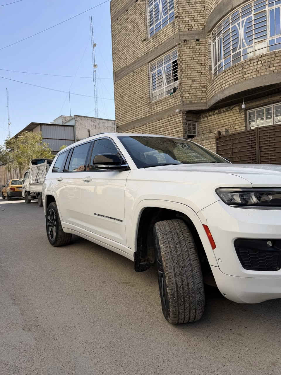 سلام عليكم 
جيب كراند شيروكي ٢٠٢١ محرك ٦ سلندر
Jeep grand cherokee L 3/600 white 

#الضرر بجم مبدلل بنيد وجاملغات فقط كلير

#المواصفات
فتحه سقف بنوراميه-1
شاشة 📺-2
ابل كار بلي &اندرويد اوتو-3
سستم سماعات 🔊 ماكنتوش-4
مري شفط -5
كشنات تدفئه-6
كشنات تبريد-7
دخول ذكي -8
بصمه اربعه ابواب-9
رادارات 360 درجه-10
فورويل كهربائي-11
 اوتو بريك سستم-12
قياده آلية-13
اوتو ستارت سستم-14
3️⃣ قطع تبريد-15
تدفئه كشنات خلفيه -16
تنزيل الجام من خلال البصمه-17
اناره داخليه محيطيه-18

ملاحظة 📝 
السياره بدون جكات+الجاملغات فقط كليرر

السياره كلشي مناقصه ونضيفه مكفوله من كير ومحرك كشره نظيف 🧼 
للاتصال.  ***********&***********
#السعر
32,500الف دولار 💲
