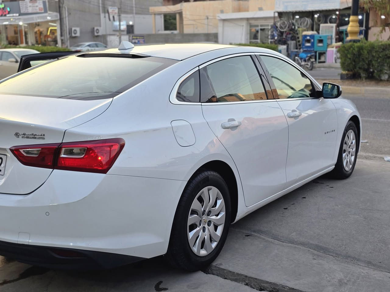 ماليبو 2018 خليجي _ شركة منصور
.محرك 2.5 تنفس طبيعي 
مواصفات السيارة....
.لايتات هالوجين + ليد نهاري 
.شاشة جبيره بيلادي (ابل كاربلاي+اندرويد اوتو)
.تحديد سرعة
.تحكمات ستيرن 
.حساس خلفي
.هندبريك كهربائي 
.تراكشن كونترول
.باركيك سينسر
.تبريد قطعتين امامي و خلفي 
....حالة السيارة......
كلين تايتل بدون حادث و بدون صبغ 
فقط بيه شبرين باب ورة سكن تعديل pdr بدون حادث 
.ممشى السيارة 
١١٣ الف كيلوميتر 
...السعر(١٢٦$) و بيه مجال للطيبين 
السيارة بأسمي تحويل او وكاله 
☎️***********
