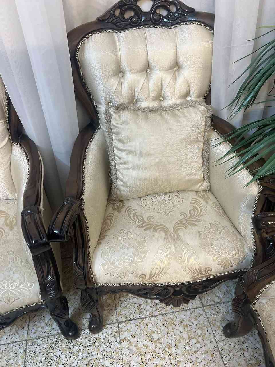 السلام عليكم
تخم ١٠ مقاعد اخو الجديد مع كوشات عدد ٨ 
السعر ٨٠٠ ألف 
بغداد البلديات ***********
