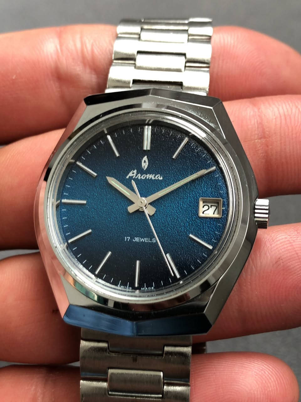 ساعه اروما
نصب تكويك ١٧ حجر 

قطر ٣٦ * ٤٠

نافذة تاريخ يومي 

جميع تفاصيل ساعه بلادي 

نظافتها كالجديد


**إذا كنت صاحب هذا الإعلان وتريد حذفه لأي سبب، رجاءا أرسل رسالة إلى الدعم الفني**