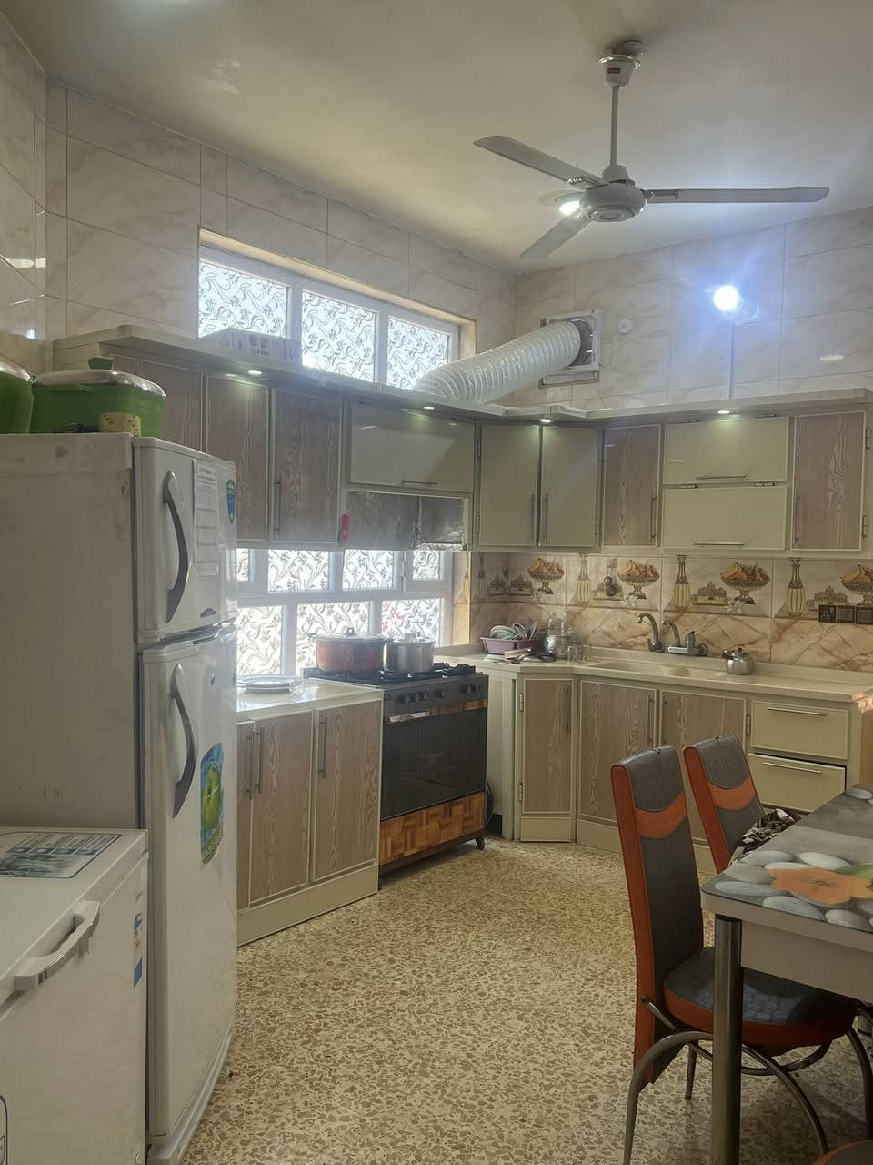 السلام عليكم 
بيت للبيع في منطقه الشيحه زراعي مساحه 300طابقين 

حديقه جبيره 

استقبال ٩ونص 5X

2صاله7x5

4غرف نوم كبيره وواحد سويت 

٤حمامات مع الغربي 

كراج يتسع لسيارتين

مطبخ 
السعر ٢٠٠
تفاصيل اكثر خاص او اتصال 

***********
