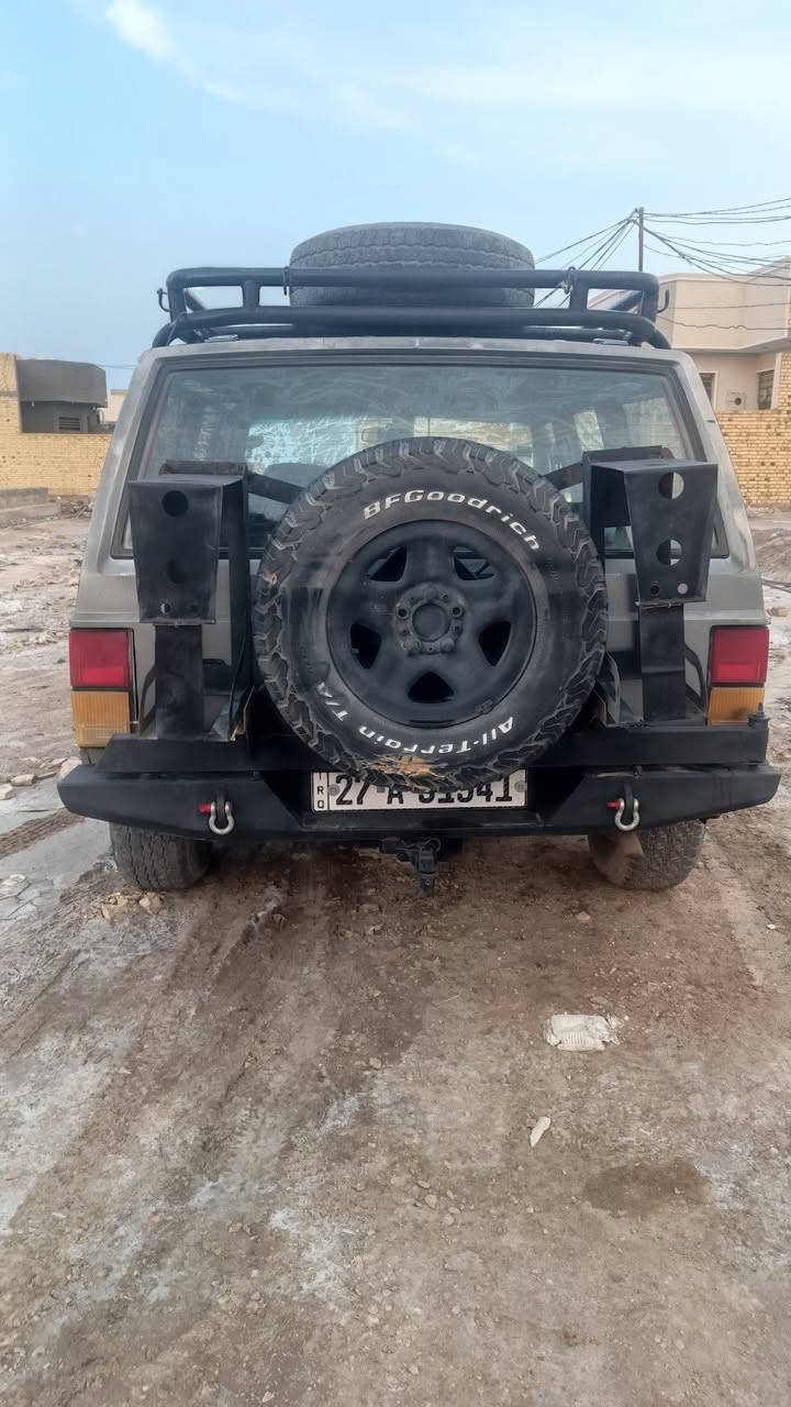 للبيع جيب شيروكي موديل 90 
محرك بلاد كير عادي دفع رباعي شغال 
بدون ضربة كهرباء كلها شغاله 
السعر 50 بيه مجال 
***********. عنوان ناصرية مركز
