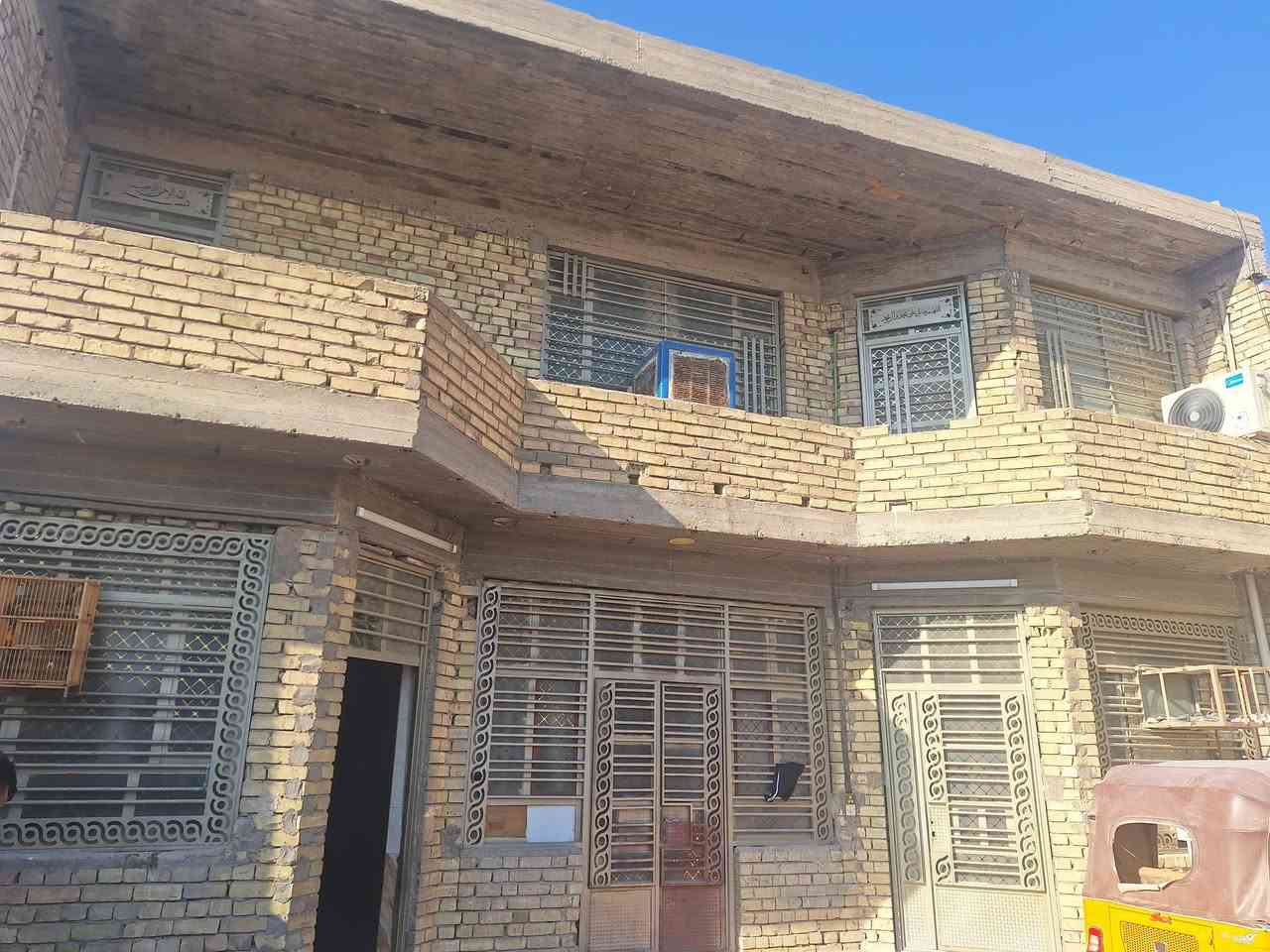 بيت للبيع الرئاسة كاع ابو علي الدراجي واجهة ١١ نزال ٢٤ شارع رئيسي (٢٢ م )بناء طابق ونص اربع غرف نوم حمام سويت مدخل استقبال وهول ومطبخ وكراج واسع كل خدماتة جاهزة  السعر مناسب رقم الهاتف ***********
