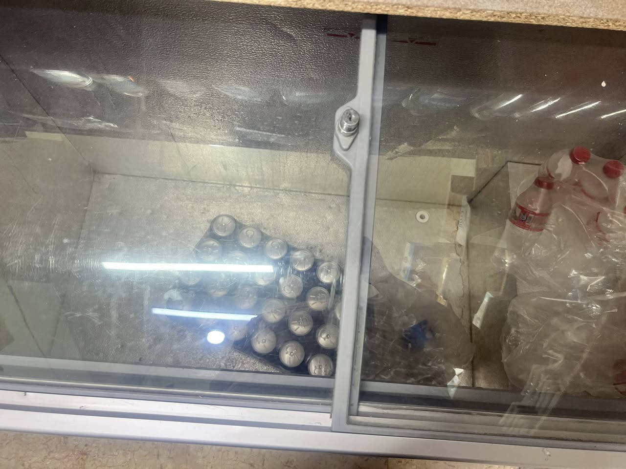 سلام عليكم 
اسواق للبيع شلع 
مع العارضات والمجمدة  للبيع للتواصل عله الرقم  *********** فقط واتساب
