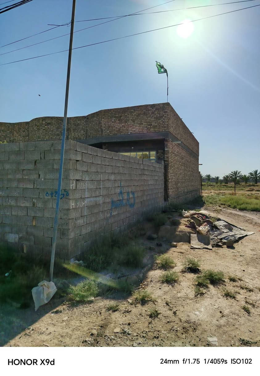 سلام عليكم بيت يحتوي على غرفتين 6×4 مع صاله 12×4 مع مطبخ4×5 مع حمام داخلي مع استقبال 7×4 مع قطعه ارض المساحه الكليه 1000متر البيت مساحه 375 ولارض625متر للاستفسار العنوان بغداد الباويه قريه عبد العوده قرب محطه الامل 
***********
***********
