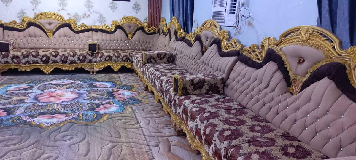 ديوان ملكي 27 مقعد نضيف اي ضرر مابي تسكام درجه اولى السعر 900 وبي مجال المكان بغداد ***********

