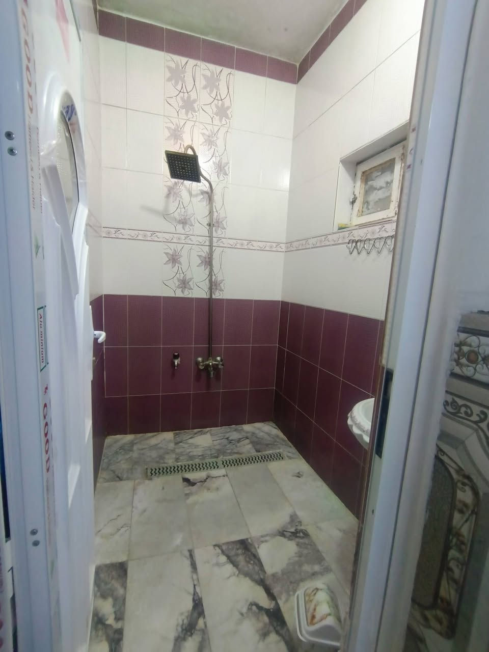 السلام عليكم توفر عندي بيت (115متر) جبهه5/نزال 23 /ثلاث طوابق بي4 غرف طابو زراعي سند 25 سند وكاله موجودات على طابو الخلاني المنطقة كامله كل الخدمات مي مجاري كهرباء تبليط موقع البيت البلديات الضباط خلف الصحفيين قرب مدرسة زين القوس منطقة حي الامير  للاستفسار *********** السعر خاص الرد واتساب ماسنجر أو الاتصال على الرقم حسن للعقار
