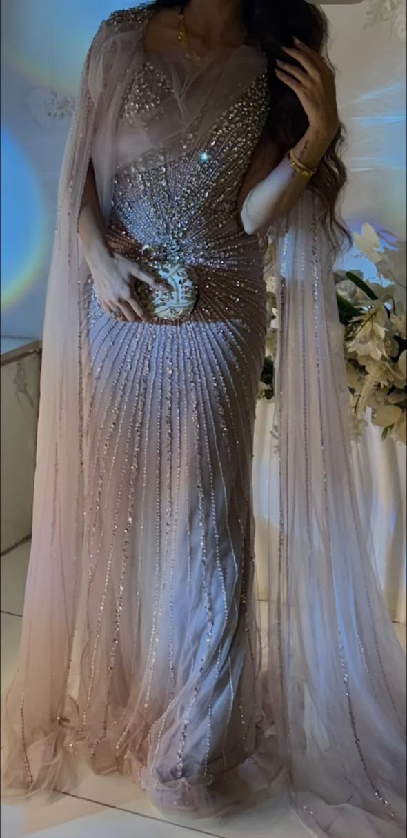 مرحبا حبيباتي
فستاني للبيع اخذته من be different 
سعر الشراء 835
سعر البيع 350
 الي تريده تراسلني واتس ***********
