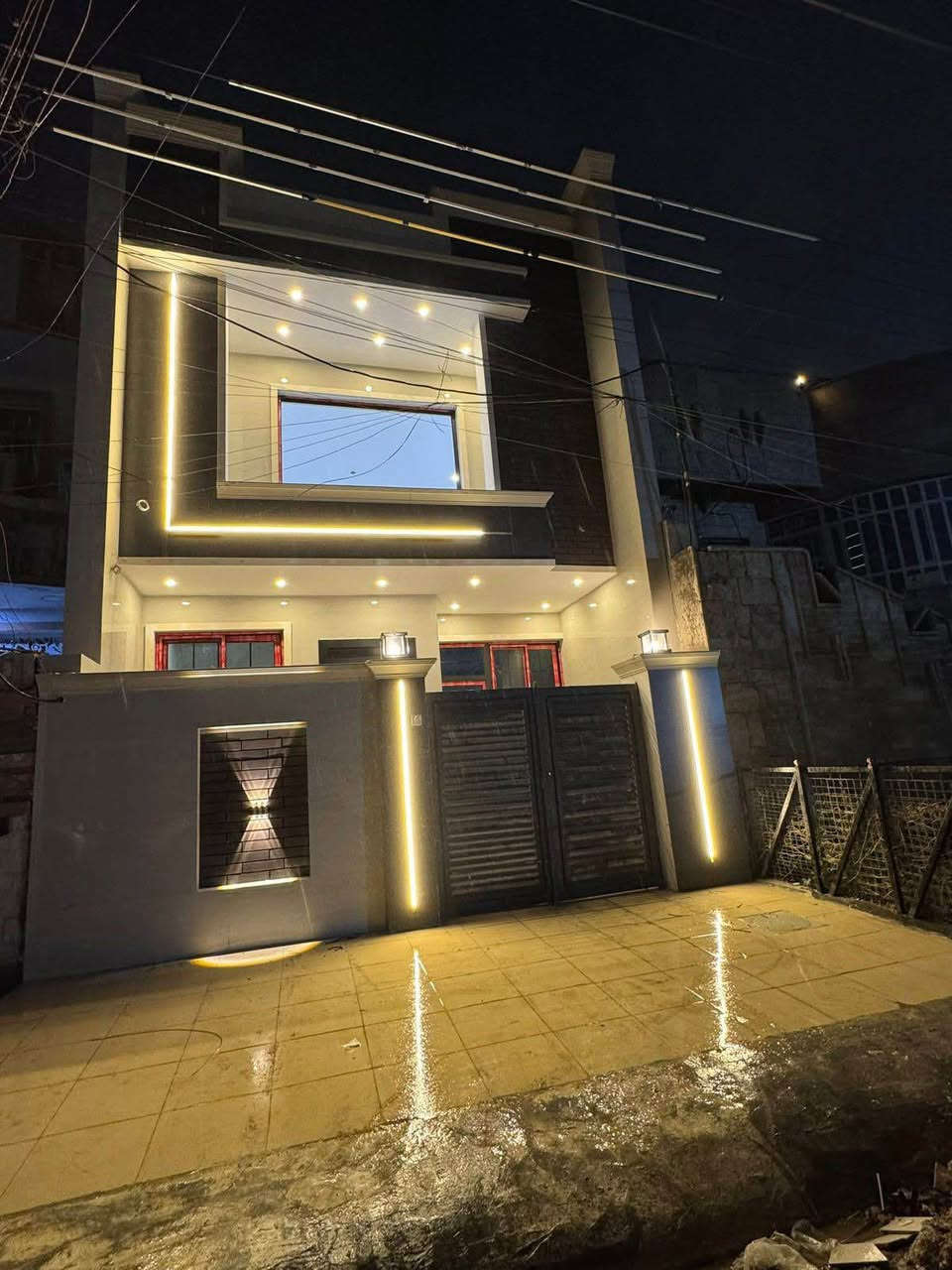 السلام عليكم 

دار للبيع 120م في حي الجهاد منطقه الأساتذة 
خلف اربع شوارع مباشر كما واضح في الصورة 

/علئ شارع 15متر رصيف 4متر 

الدار يحتوي على 3طوابق 

تسليم مفتاح كأمل  

مساحه 120متر

(واجهه6متر  20 متر ) 

الطابق الاول يحتوي على/كراج /صاله /مطبخ و مطبخ حار / هول داخلي كبير / شلال داخلي/ غرف نوم /  صحيات/ مناور خلفي 

الطابق  الثاني يحتوي على/ غرف نوم عدد(2سويت )مفصوله 

الطابق الثالث  يحتوي على/ غرف نوم كبيرة/ مطبخ 
صحيات/ سطح امامي 

واجهه بورسلين إسباني 
ارضيه مرمر 
سيراميك المطبخ  وحمام ألواح  هندي تصفير 

استفسار اتصال 

السعر 375مليون
سيف ابو يزن

***********

*********** بغداد, العراق
