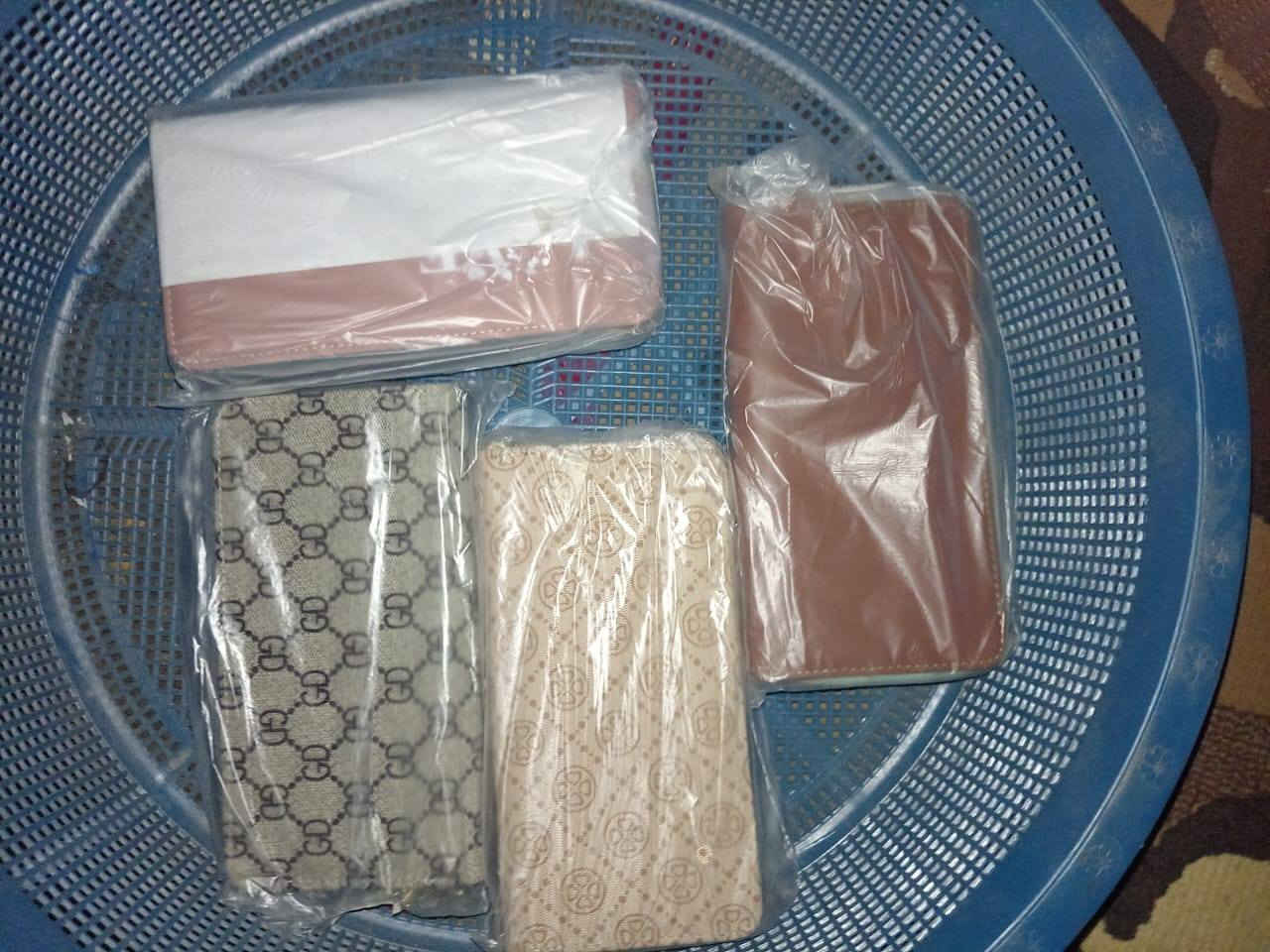 السلام عليكم تصفية محل للبيع
جزدان نسائي 132 قطعة 
ملعقة شاي ثقيل نوعية جيدة مو من هذا الخفيف 75قطعة
مقص وسط 30 قطعة 
مقص اقل من الكبير 40 قطعة 
سكين احجام متوسطة و كبيرة 35 قطعة 
مقراضة 250 قطعة مختلف الاشكال 
ملقط 500قطعة مختلف الاشكال 
جنط العدد غير معلوم صغير وكبير 
لانجري 23 قطعة 
الي يريدهن يتصل على هذا الرقم *********** او يدخل خاص
