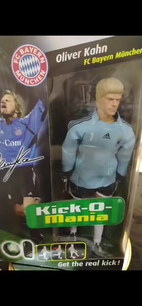 🔥⚽ أسطورة الحراسة بين إيديك ⚽🔥
مجسم الحارس العملاق Oliver Kahn بقميص نادي FC Bayern Munich
إصدار مميز من سلسلة Kick-O-Mania ⭐
هيبة “الأسد الألماني” بتفاصيل دقيقة تحاكي لحظات المجد داخل المستطيل الأخضر 🧤🔥
تصميم يعكس روح التحدي، حركة الركلة المميزة، وتغليف أصلي بشعار بايرن ميونخ الرسمي.
قطعة نادرة لعشاق الكرة الأوروبية وجامعي المقتنيات الكلاسيكية ⚽👑
وجودها بأي عرض يضيف طابع بطولي وتاريخ ثقيل


**إذا كنت صاحب هذا الإعلان وتريد حذفه لأي سبب، رجاءا أرسل رسالة إلى الدعم الفني**