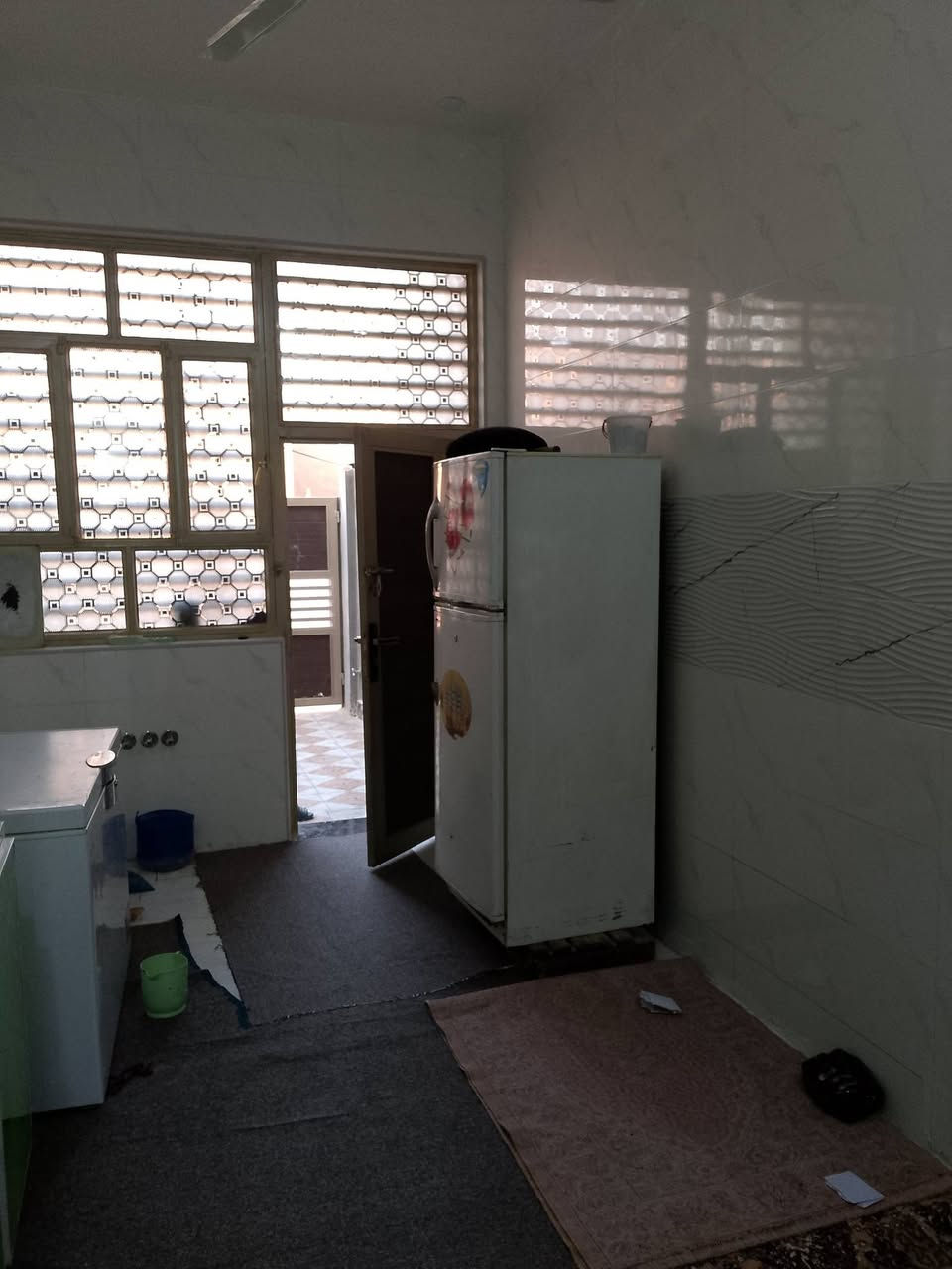 دار سكن بناء جديد مسلح غرفه صاله استقبال ومطبخ وصحيات وفوك صاله كبيرة مساحه ١٢٥ واجهه ٧الى ربع حي الزهراء قريب على شارع ٢٠ السعر ١٢٠ للاستفسار مكتب ياسين للعقار ***********
