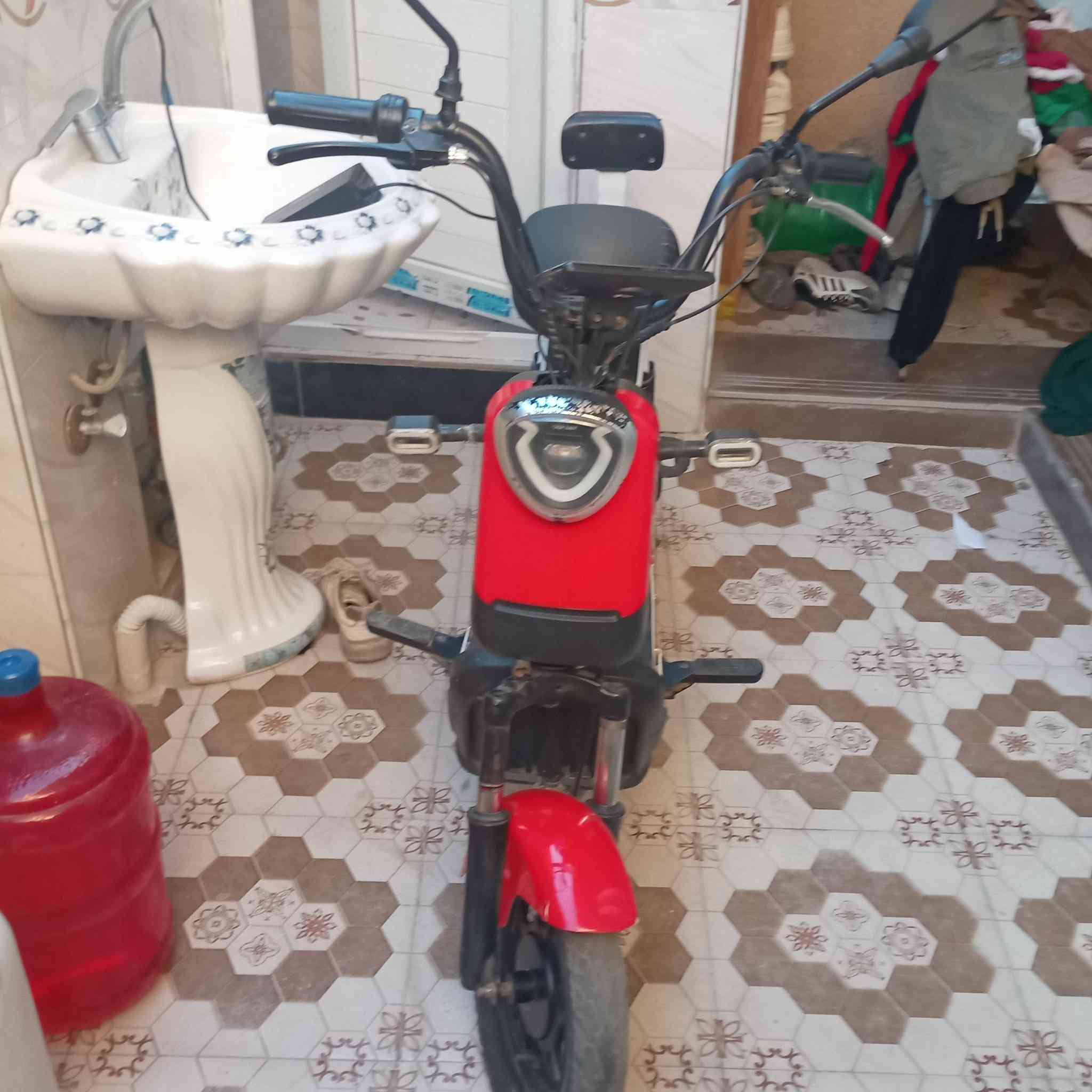 سلام عليكم شباب دارجه شحن اللبيع السعر 300 دارجه كامله باطاريه جديده عنوان الشعب الجمعيات رقم الهاتف ***********
