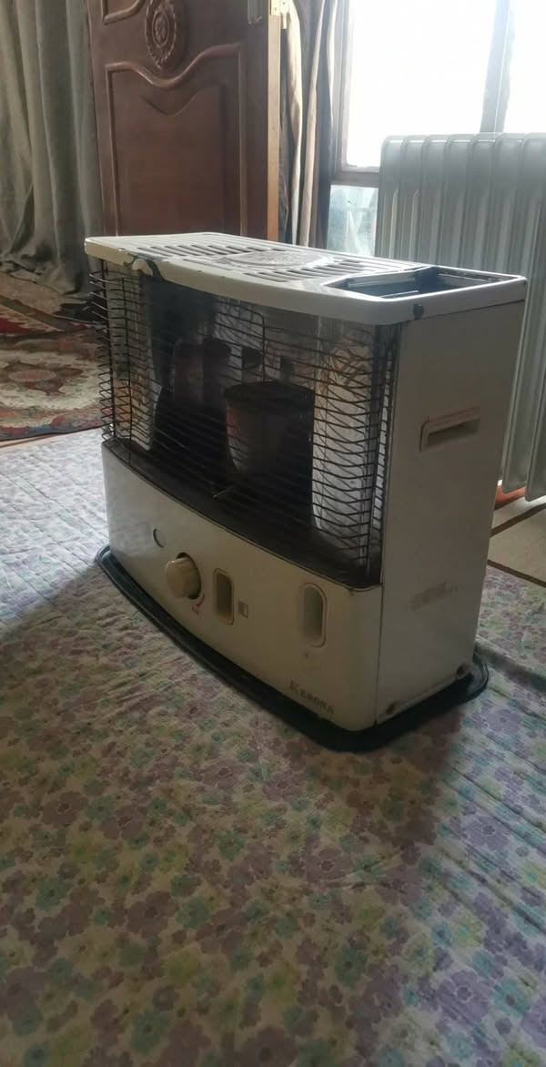 سلام عليكم صوبه نفطيه كيرونه الباب لاول انتيكه نضافه مثل ماواضح بصوره سعر 45 الشراي يتفضل خاص او يتصل ***********
