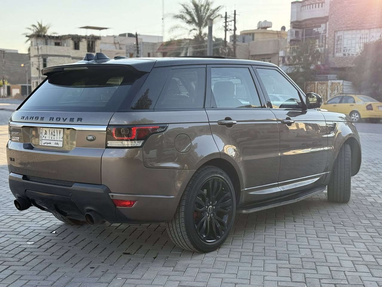 سلام عليكم
رانج روفر 2014 سبورت 
وارد الماني بدون حادث فقط صبغ دعاميات وشبر بين الباب والجاملغ الخلفي 
مواصفات 
شاشة جبيره 
كامرة 
بيبان شفط
جكات 
بجم زنون دينامك
ثلاجه
كشنات جلد 
رادرات جانبيه
بانورما 
6 سلندر 
رقم بغداد هزة جديدة بدون نقوصات بدون اي مسج 
السعرررر 26000 وبيها مجال 
العنوان بغداد اليرموك 
***********
