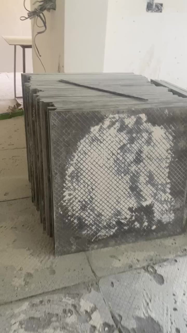 سلام عليكم شاهدو اغلبيه المصريين شغلهم يطبك رمل وخبط لين ويدهن نص السيراميك كله فتحته ونضفت السيراميك وطبكته للستفسار اتصل ***********مكاني شهداء البياع@
