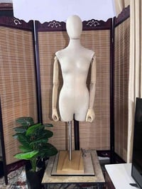 مانيكان نسائي نوعية ثگيلة جديدة (غير مستخدمة) داخلها حديد ومغلفة قماش ...