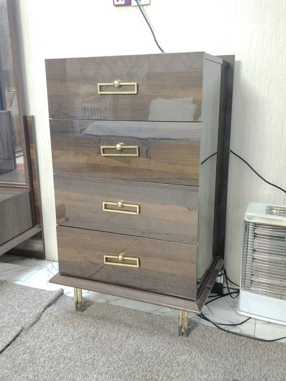 غرفة نظيفة وكلش راقيه 
مستعجل على بيعها لان راح انتقل منزل جديد وماعندي مساحه الها 
ماعندي توصيل 
الشراي يتواصل وياي