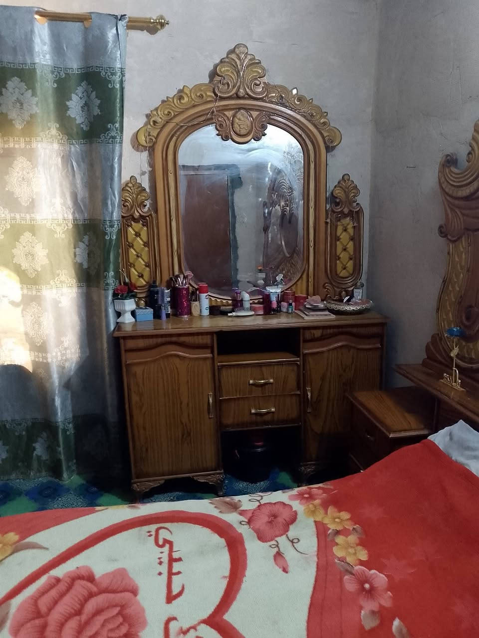 سلام عليكم غرفه نوم  حلوه بس بدون جربايه  السعر 500 الف وبيها مجال للستفسار اتصل ‏‪***********‬‏
