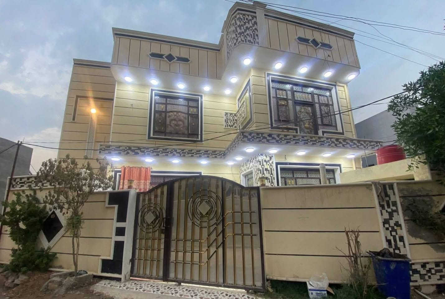 اللهم صل على محمد وآل محمد 
دار للبيع طابو زراعي ملك صرف سند25
المساحه 200متر طابقين يتكون من غرف نوم عدد6 وكليدور عدد2 واستقبال ومطبخ  ومجمع صحيات عدد2
خدمات مي و كهرباء و تبليط 
حلةالطهمازية حي فرزدق يبعد عن الشارع العام تقريبا ١٥٠متر 
 للإستفسار 
***********
***********
ملاحظة / يوجد عدد من البيوت بانواع المساحات وعدد من القطع بانواع المساحات وقطع تجاريه وقطع قريبه جدا من مرقد العلوية شريفة ع واسعار مناسبه ويوجد قطع مساحات اكبر تريد الف متر او تريد دوانم اوبيوت وقطع طابو صرف
إشارة الأصدقاء 
@إشارة
