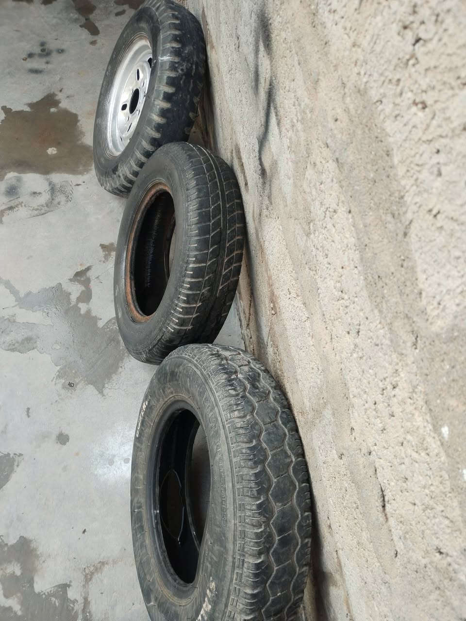 للبيع سقفيه بعده جديده25الف+ سبيرنضيف 20الف+ تايرات جوبلس نظاف زوج 20 الف مكاني طوزخورماتوالشراي يخابرني ***********
