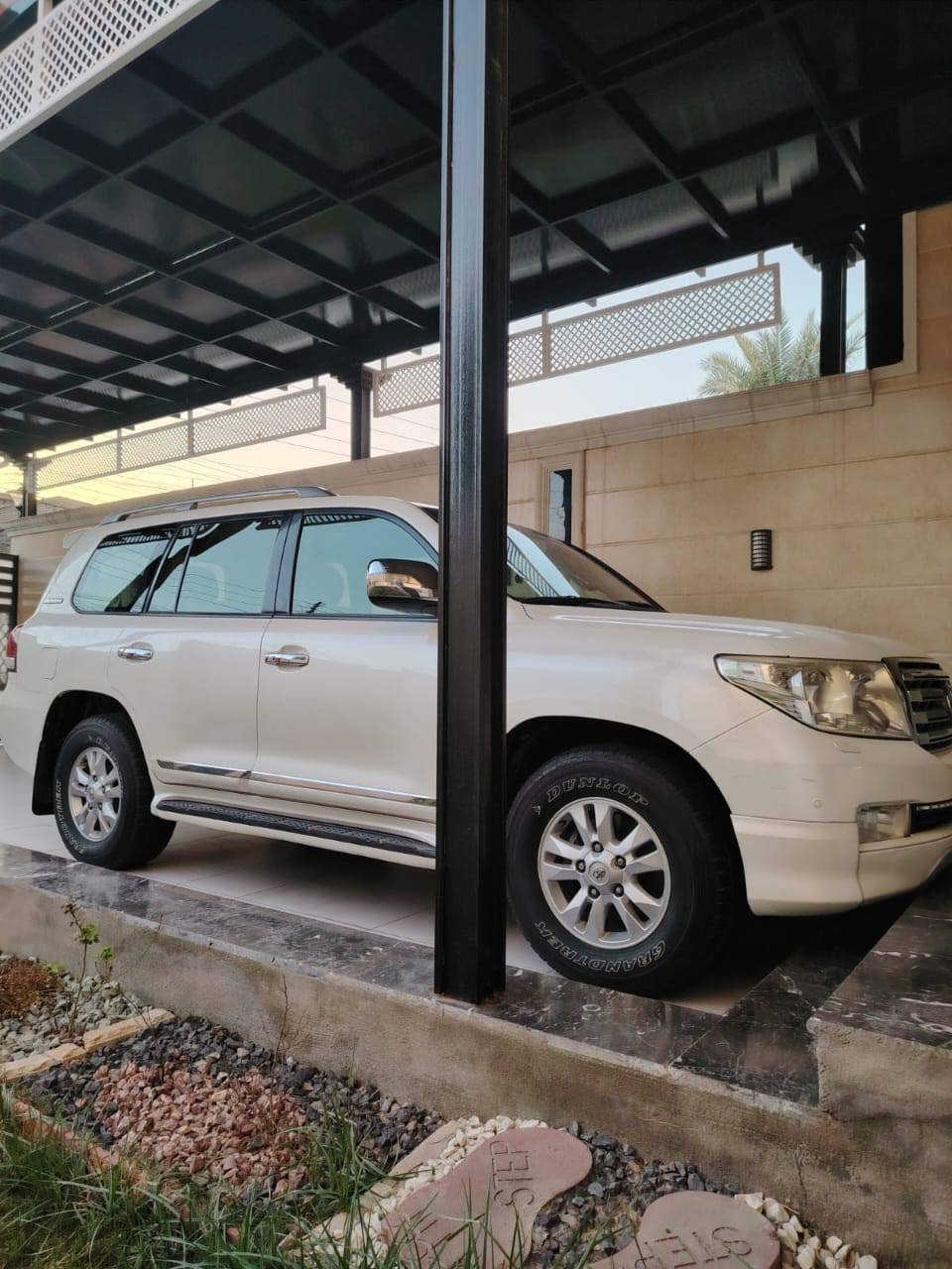 السلام عليكم للبيع لاندكروز موديل 2011 ستينية سيارة جديدة جدآ مكفوله عفاله عامه رقم بغداد بسمي ماشيه 225 السعر 350 وبيه مجال هاتف ***********
