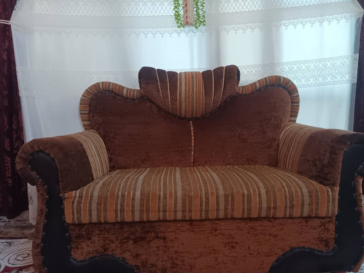 قنفات عشر مقاعد مابيهن اي عيب شرط السعر ١٨٠ وبيهن مجال بسيط الشراي يتصل ***********
