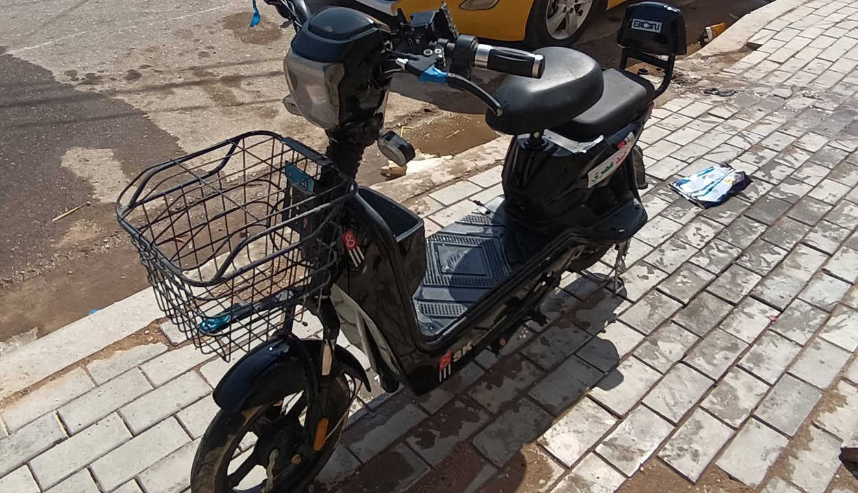 سلام عليكم دراجه شحن للبيع
عوزها بس شاحنه المكان كربلاء الامن اداخي 
اسعر 200الف ***********
