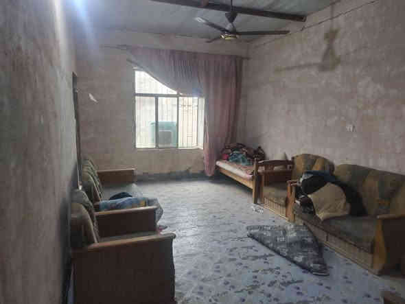 للبيع بيت زراعي سند ٣٥على شارع 40  مباشرتا مقابيل قاعة الحسين والعباس قرب بنات الحسن مساحة 250م واجهة10م نزال24 البيت مسجل بالبلدية وبي وصل من البلديه  السعر 32وبي مجال 
للتواصل. *********** المحمودية حي العسكري
